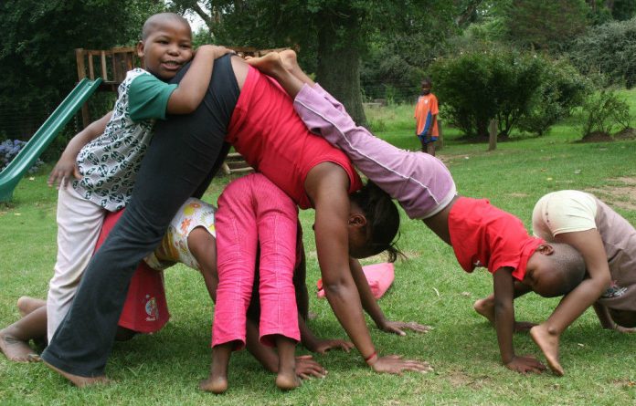 Chanda Mollers teaches yoga to Sister Abegail Nhleko's children.