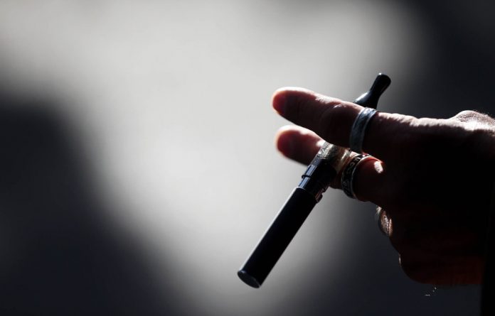 Elegant: E-cigarettes may not be as toxic as regular cigarettes