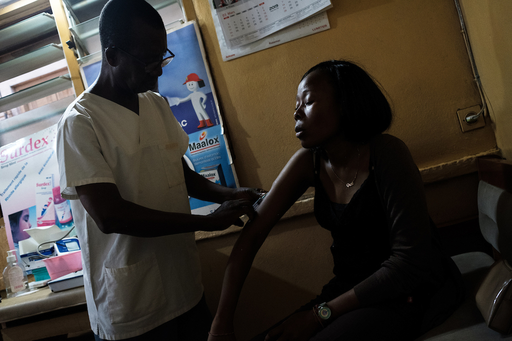 Health worker adminisering a dose of tramadol.